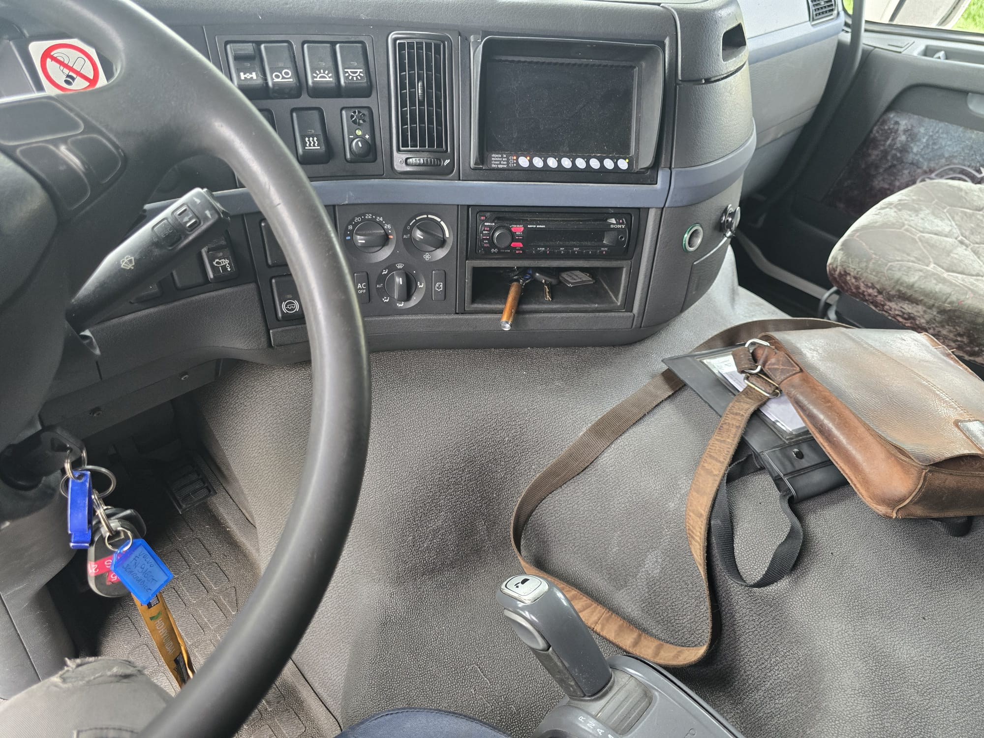 
								CAMION SCARRABILE VOLVO FM4006X2R CON GRU PENZ completo									