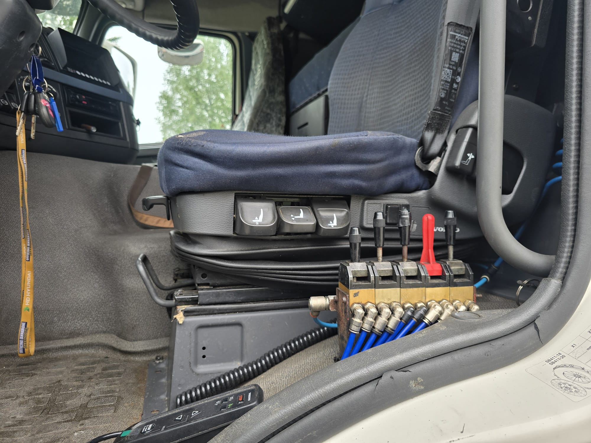 
								CAMION SCARRABILE VOLVO FM4006X2R CON GRU PENZ completo									