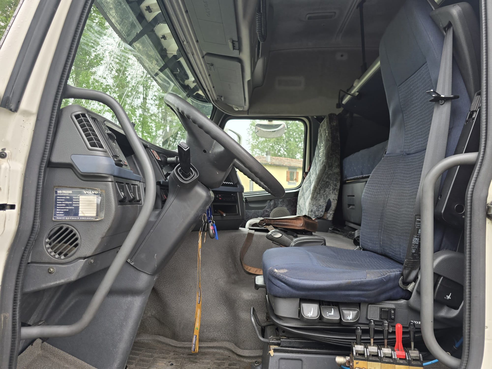 
								CAMION SCARRABILE VOLVO FM4006X2R CON GRU PENZ completo									