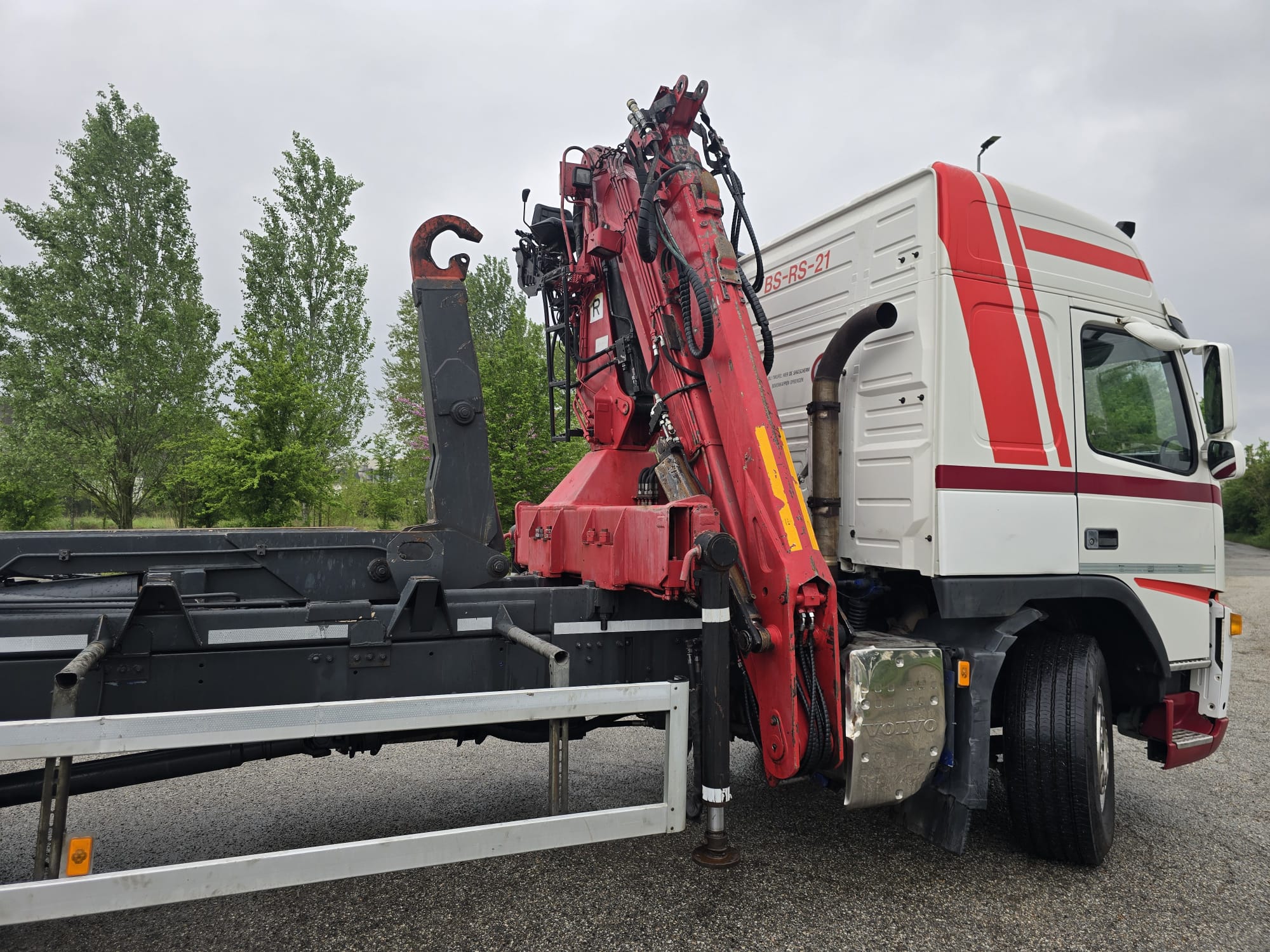 
								CAMION SCARRABILE VOLVO FM4006X2R CON GRU PENZ completo									