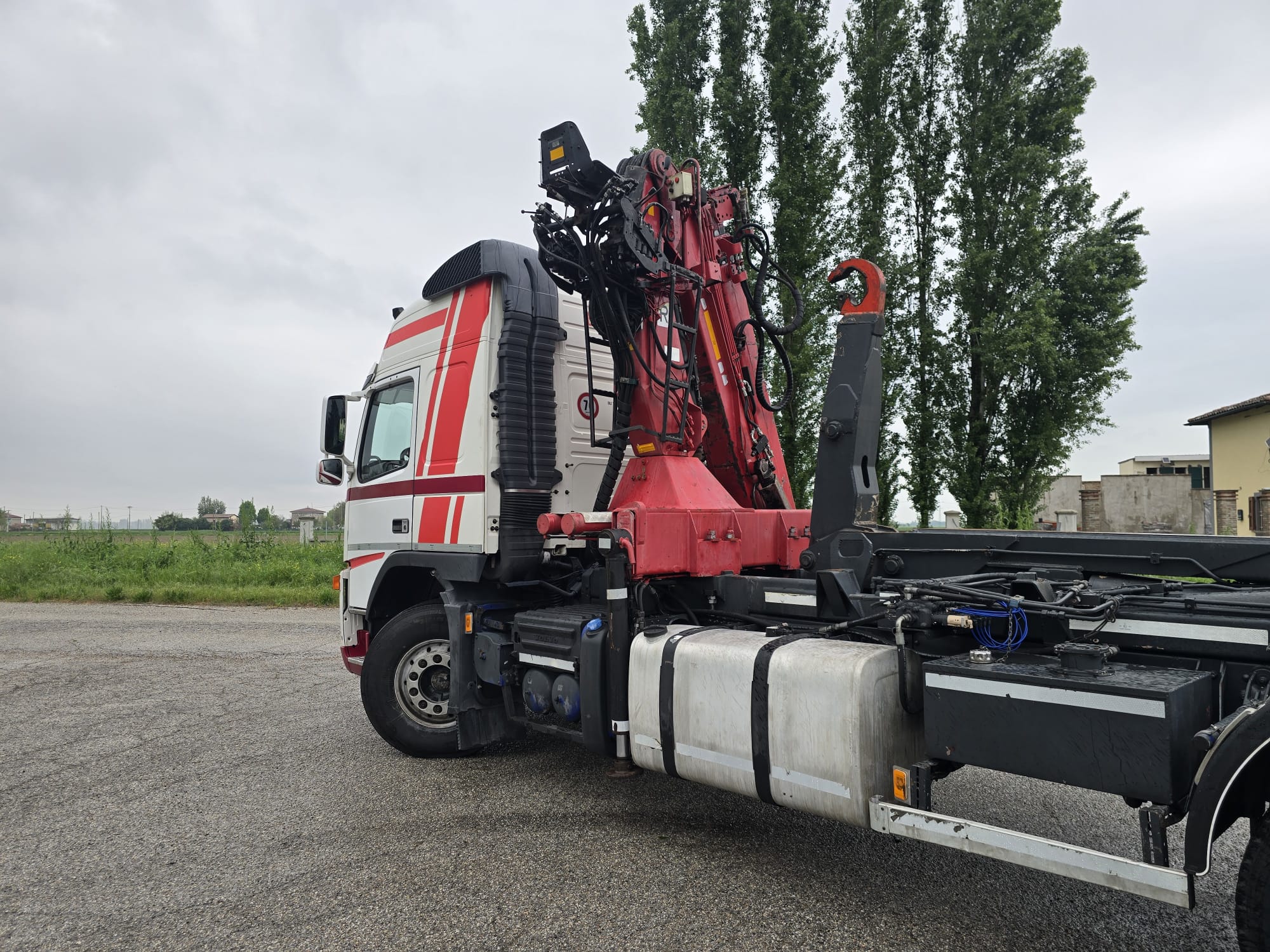
								CAMION SCARRABILE VOLVO FM4006X2R CON GRU PENZ completo									