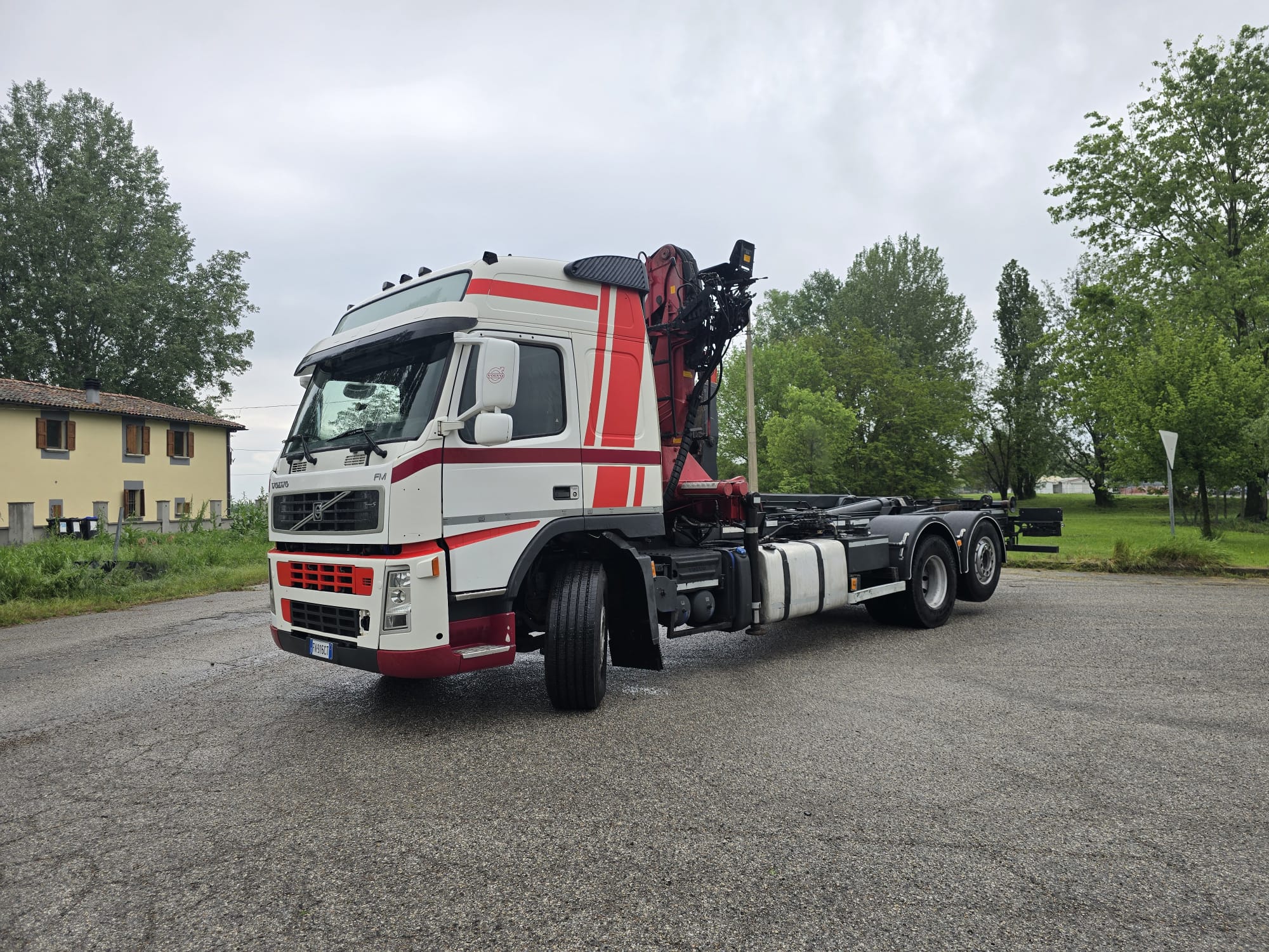 
								CAMION SCARRABILE VOLVO FM4006X2R CON GRU PENZ completo									