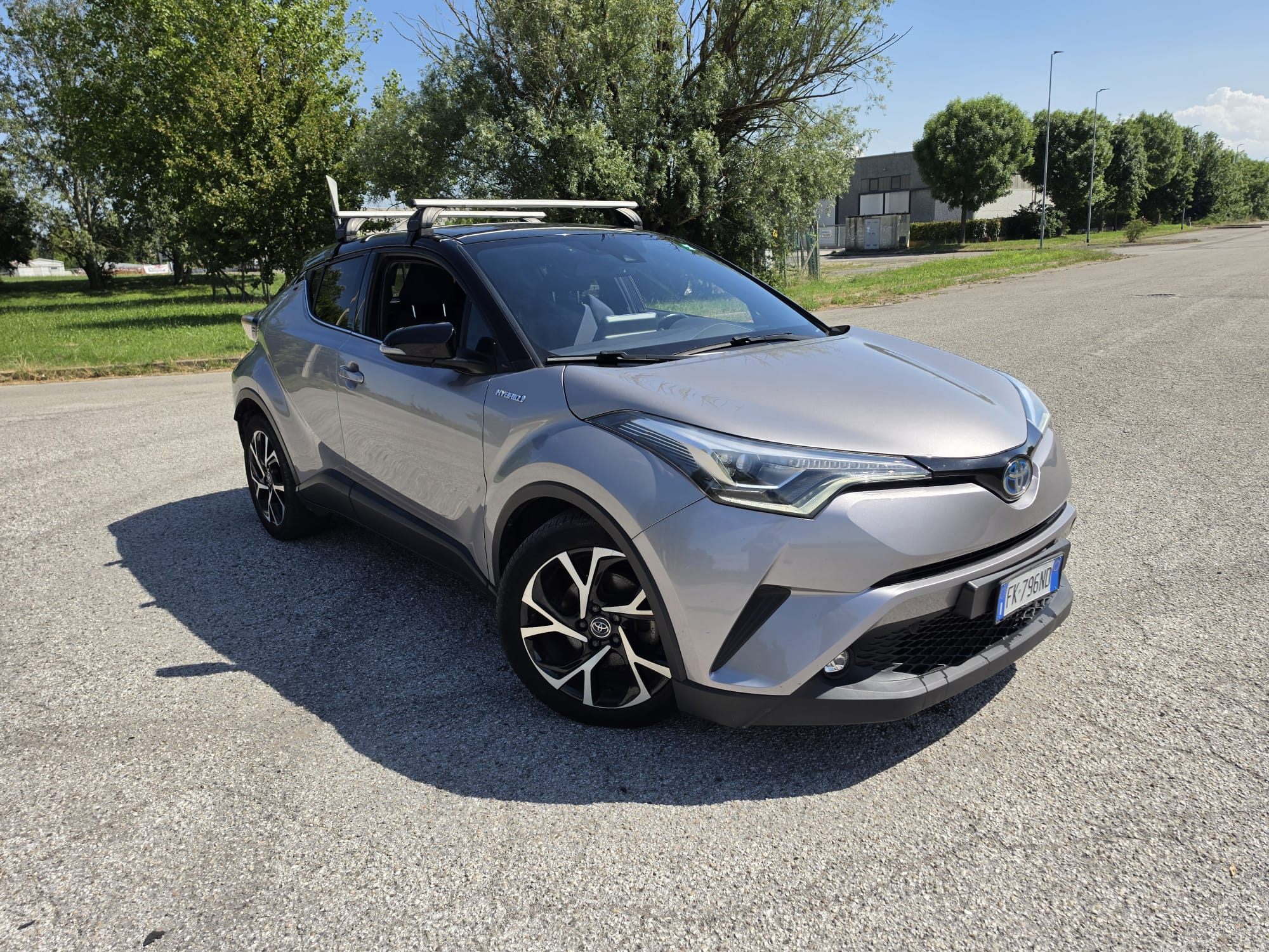 
								TOYOTA C-HR HYBRID 1.8 completo									