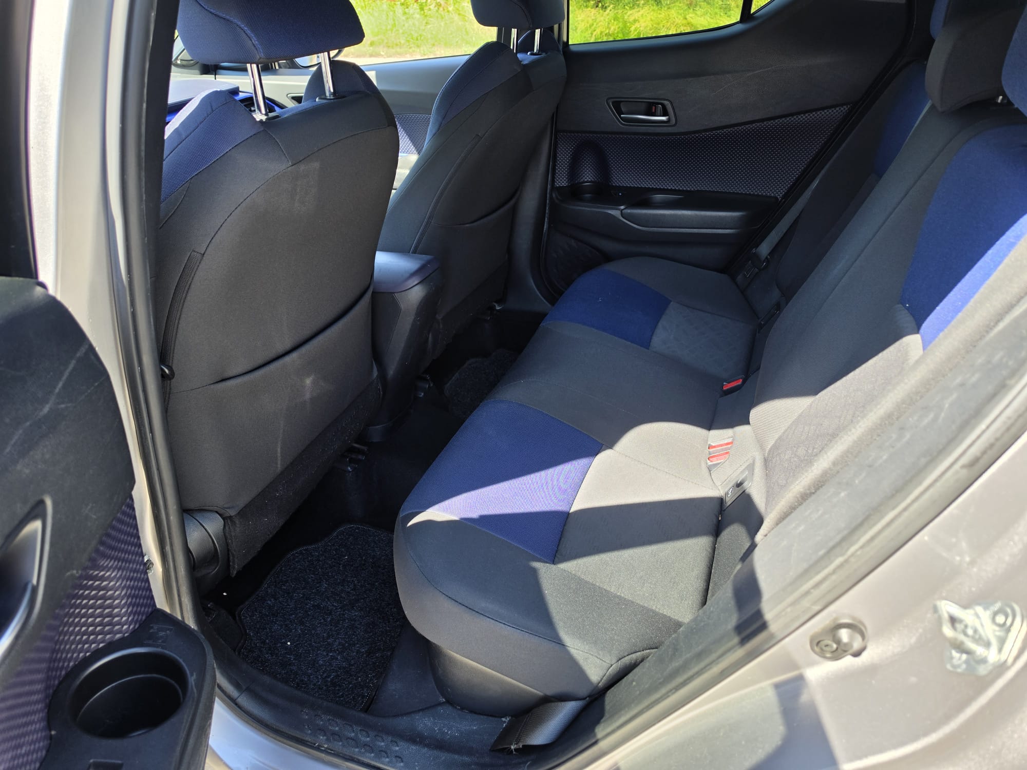 
								TOYOTA C-HR HYBRID 1.8 completo									