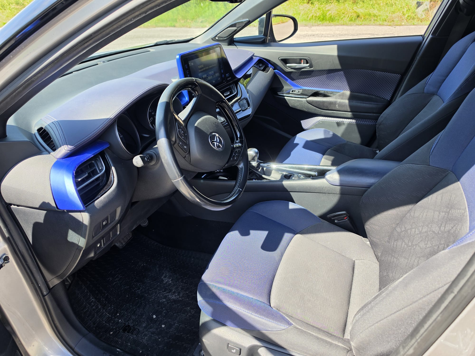 
								TOYOTA C-HR HYBRID 1.8 completo									
