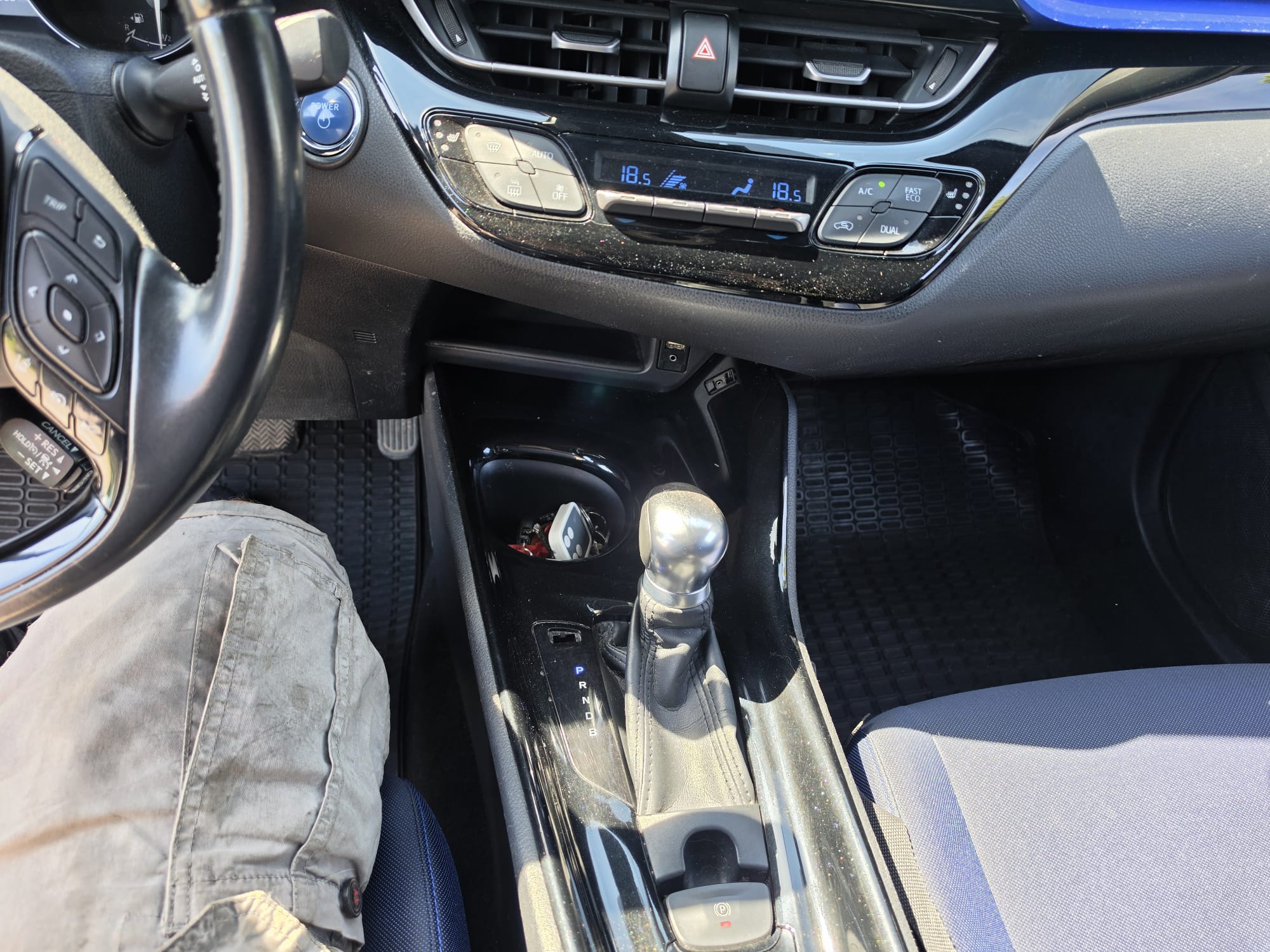 
								TOYOTA C-HR HYBRID 1.8 completo									