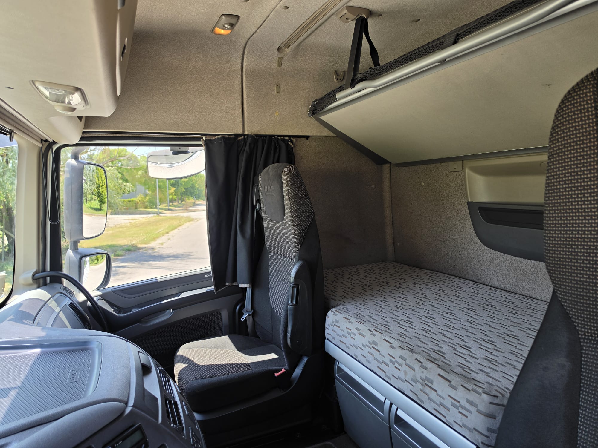 
								TRATTORE STRADALE DAF 460 completo									