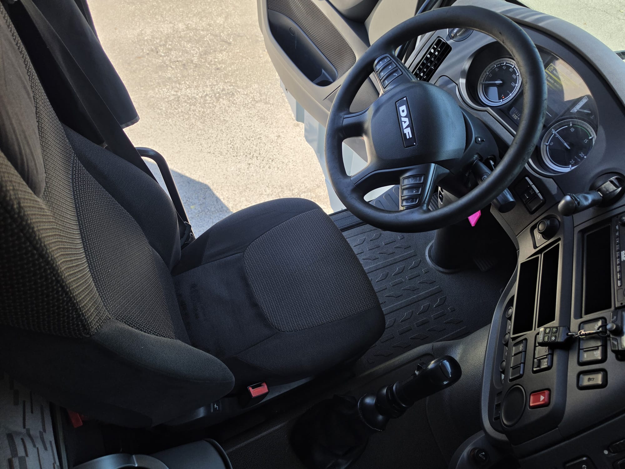 
								TRATTORE STRADALE DAF 460 completo									