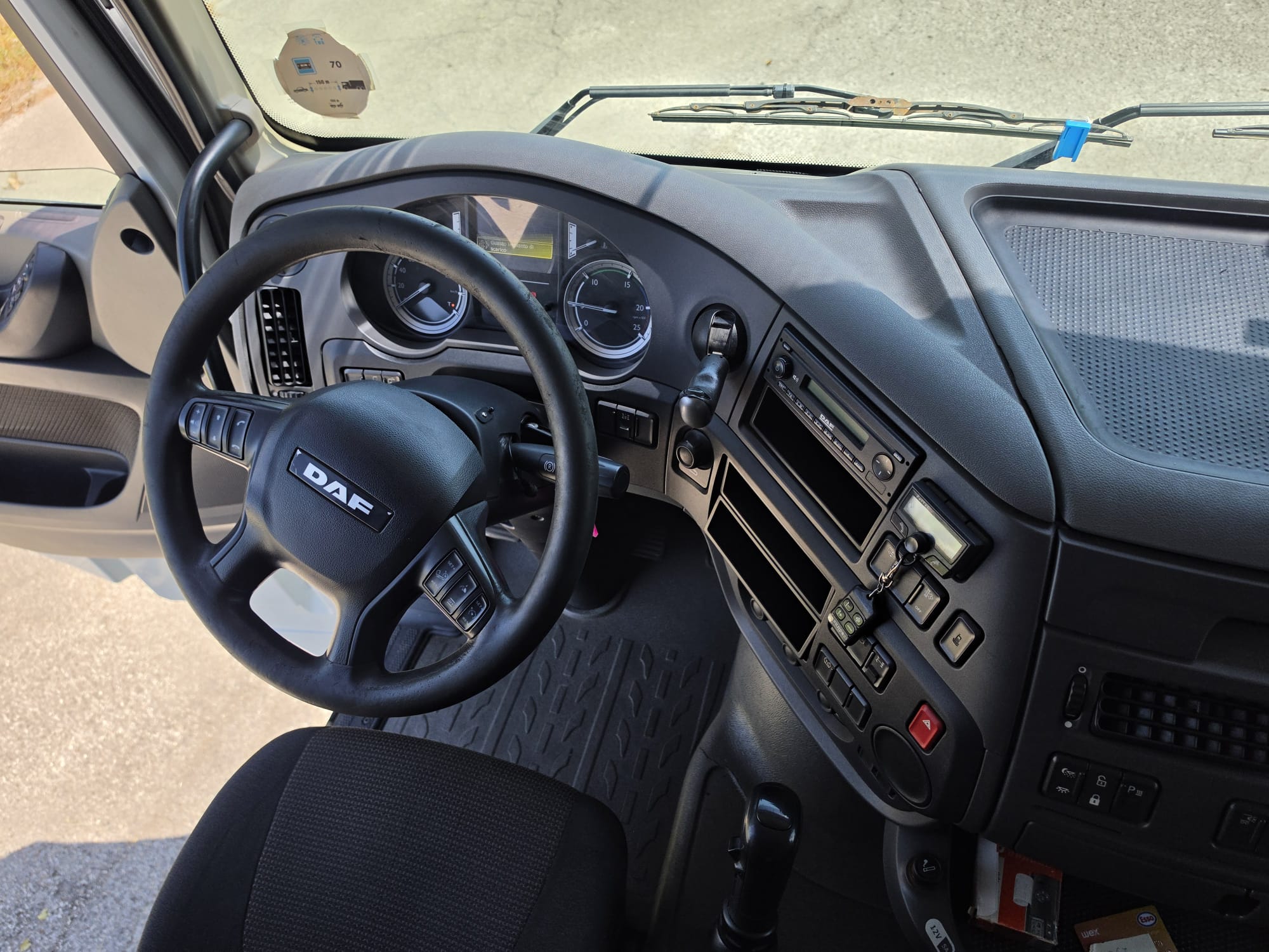 
								TRATTORE STRADALE DAF 460 completo									