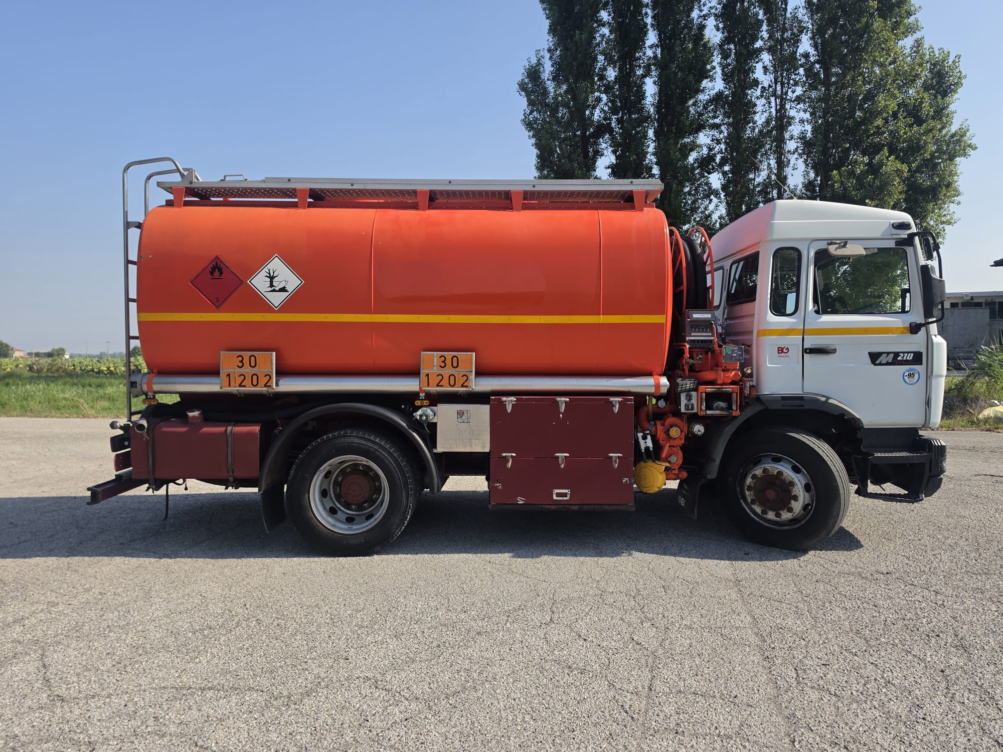 
								CISTERNA MOTRICE PER CARBURANTE completo									