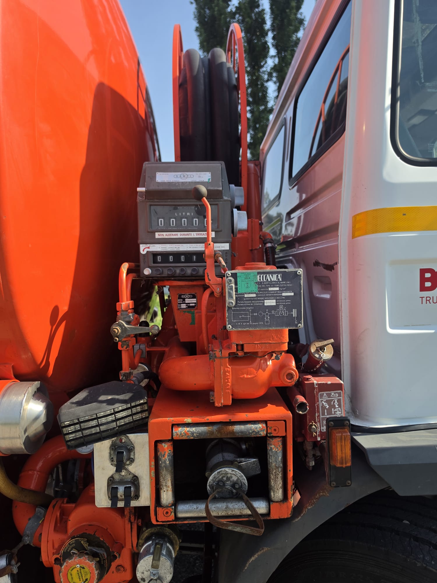 
								CISTERNA MOTRICE PER CARBURANTE completo									