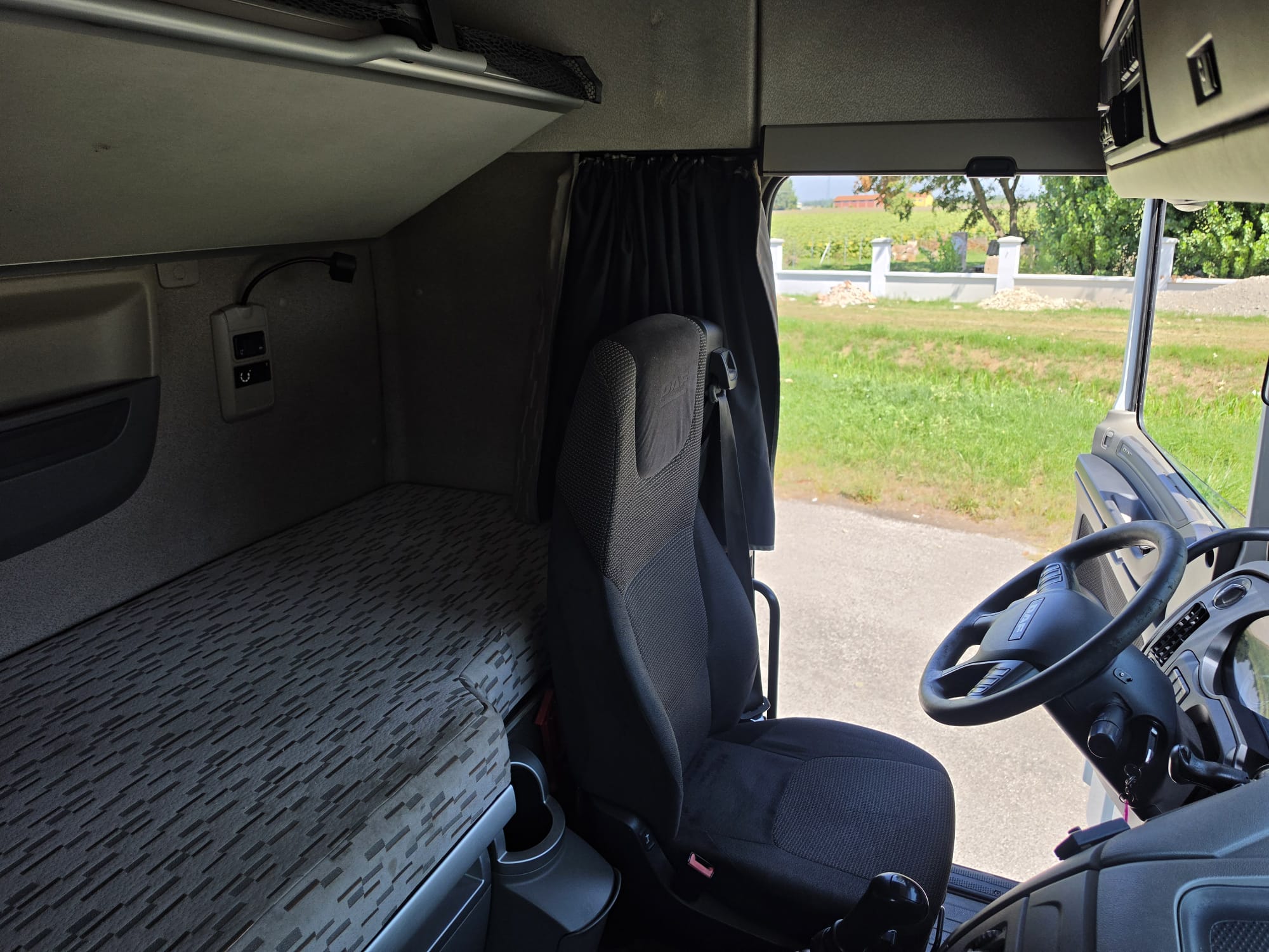 
								TRATTORE STRADALE DAF 460 completo									