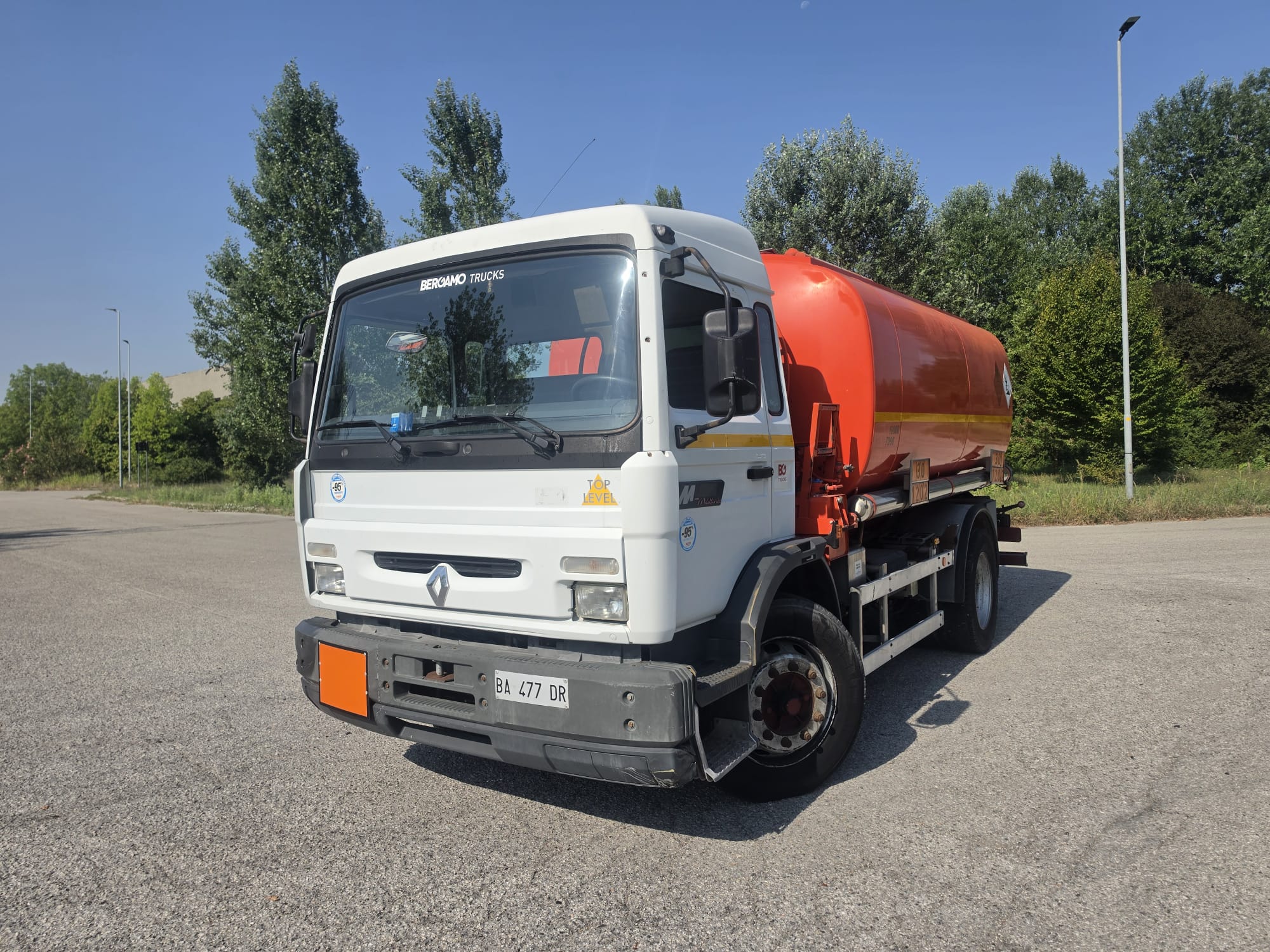 
								CISTERNA MOTRICE PER CARBURANTE completo									
