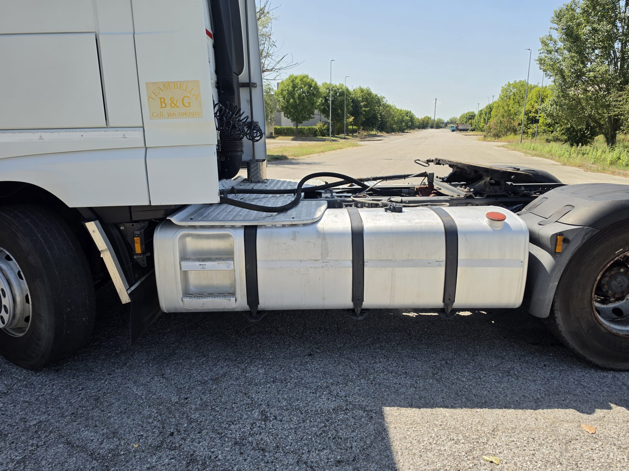 
								TRATTORE STRADALE DAF 460 completo									