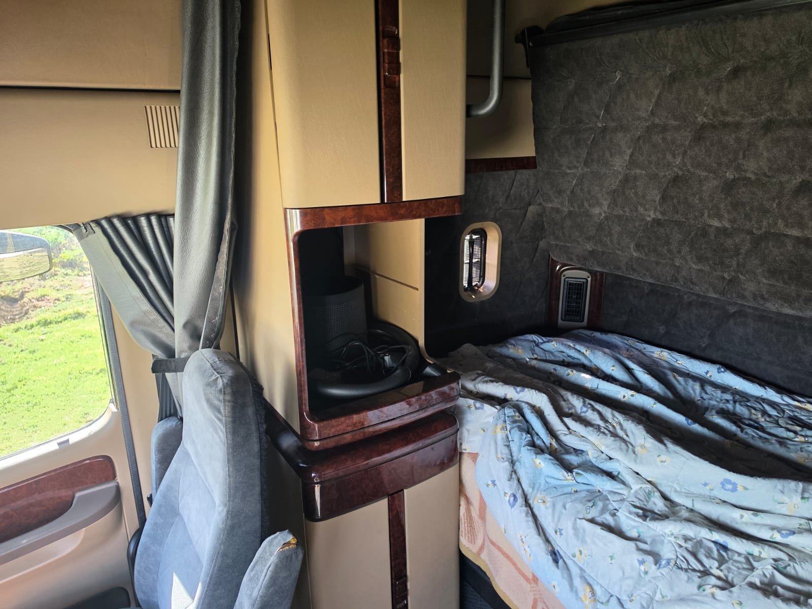 
								TRATTORE STRADALE FREIGHTLINER CORONADO completo									