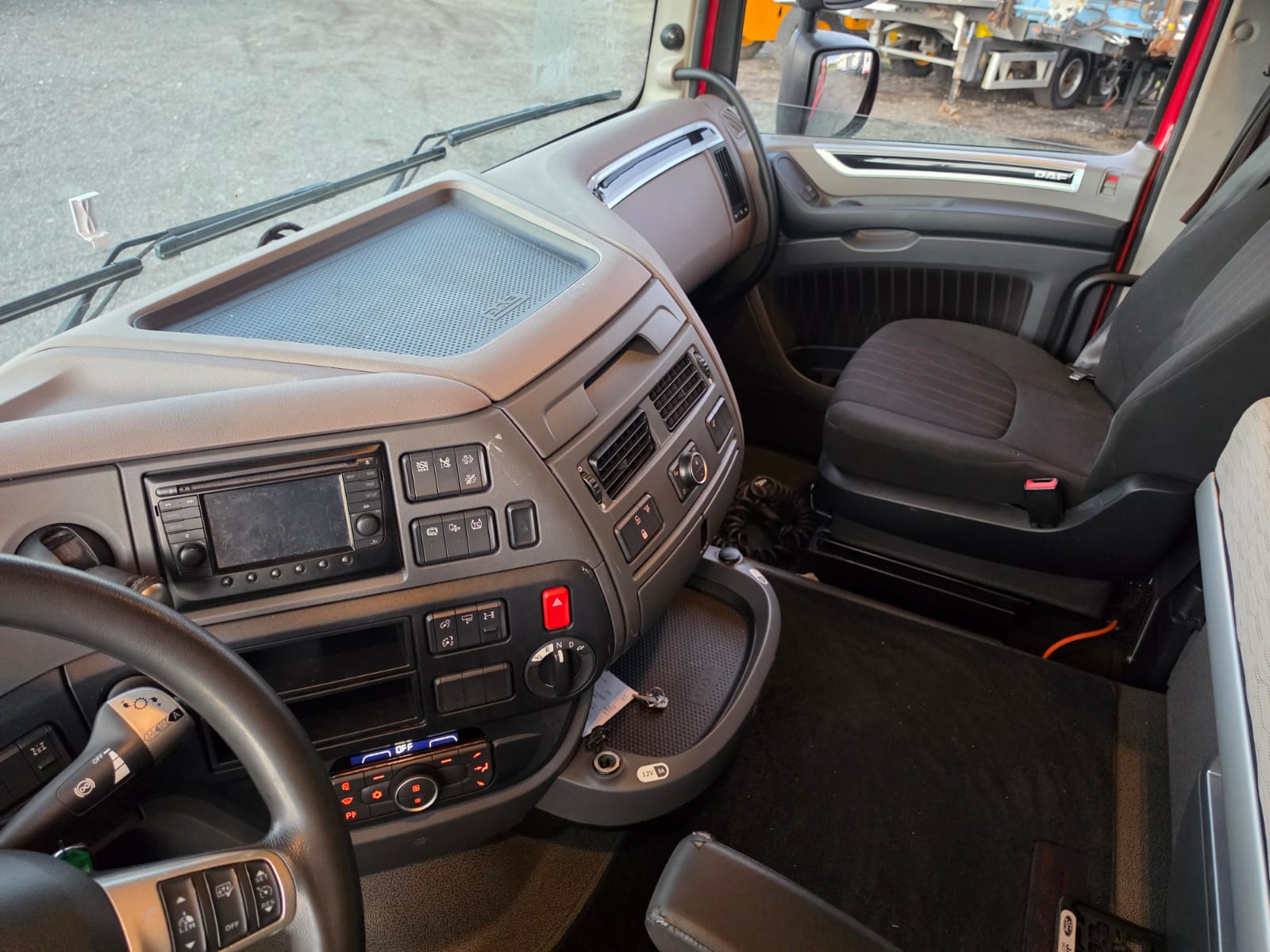 
								TRATTORE STRADALE DAF completo									