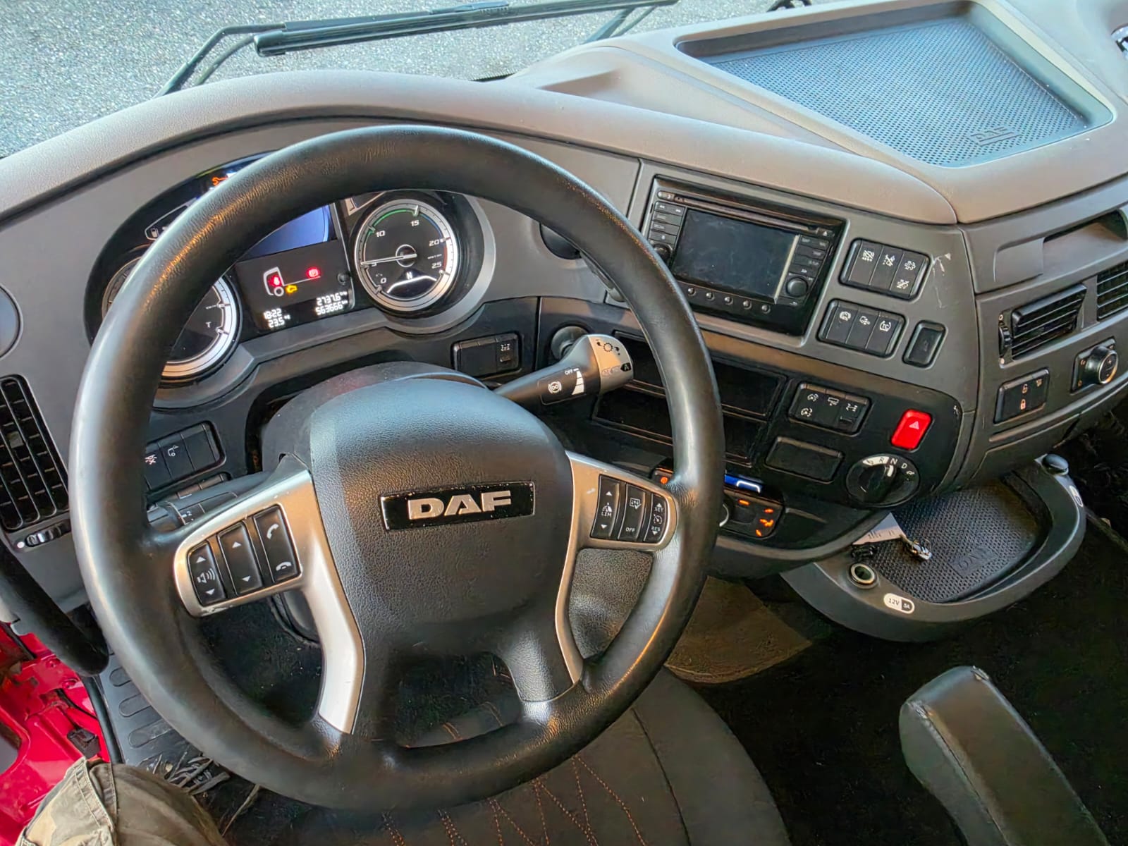 
								TRATTORE STRADALE DAF completo									