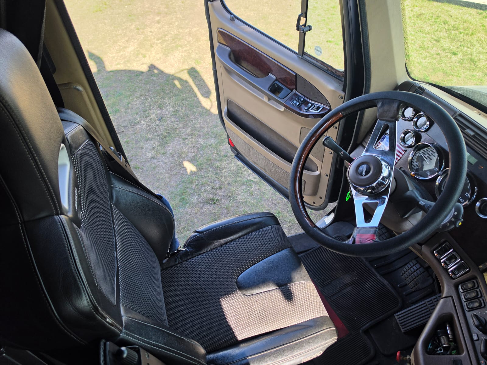 
								TRATTORE STRADALE FREIGHTLINER CORONADO completo									