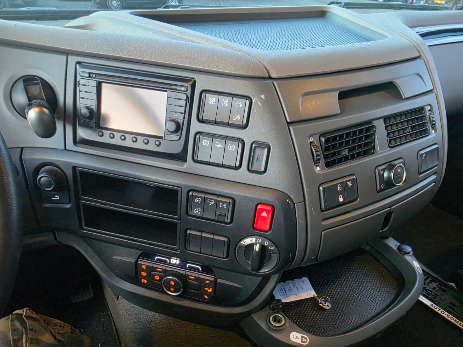 
								TRATTORE STRADALE DAF completo									