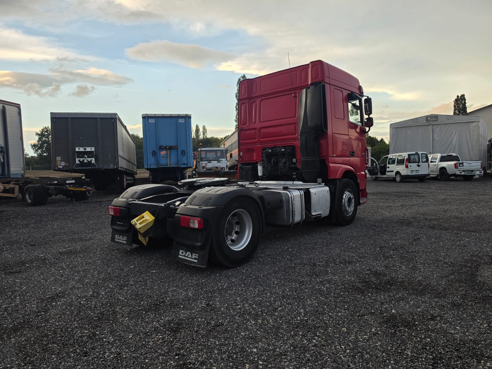 
								TRATTORE STRADALE DAF completo									