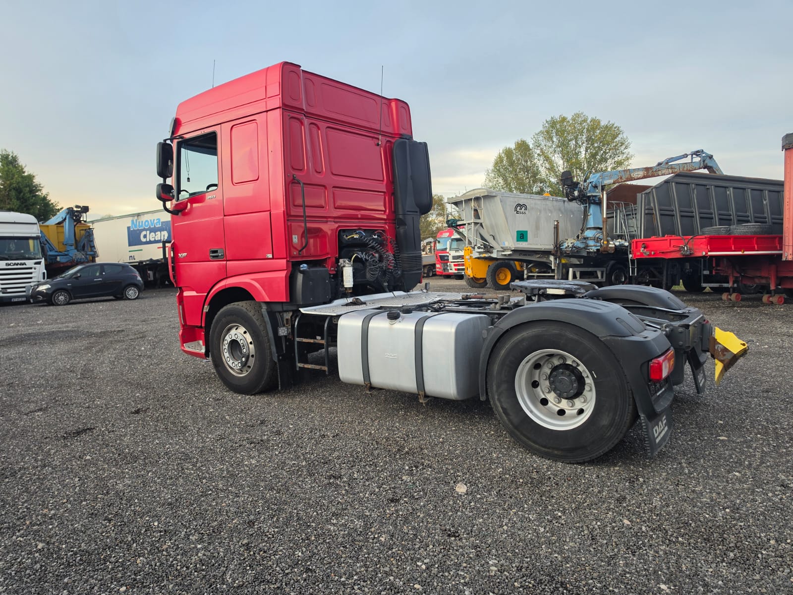 
								TRATTORE STRADALE DAF completo									