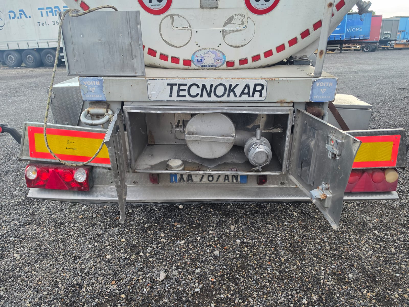 
								SEMIRIMORCHIO CISTERNA TECNOKAR completo									