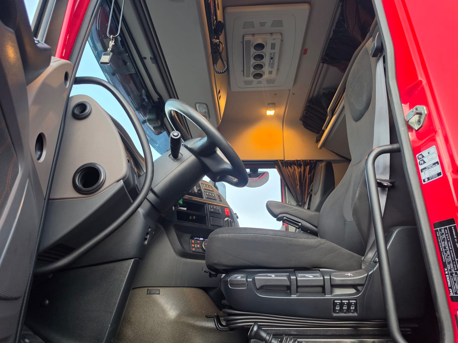 
								TRATTORE STRADALE DAF completo									